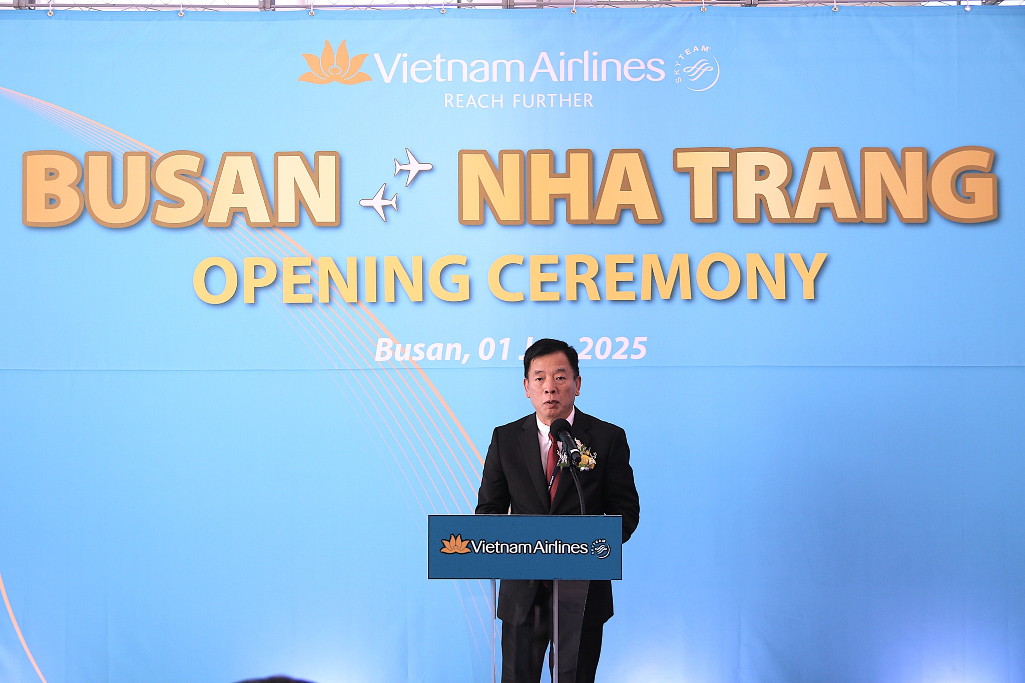 Đại sứ Vũ Hồ chúc mừng Vietnam Airlines đã tổ chức thành công chuyến bay đầu tiên từ Nha Trang tới Busan