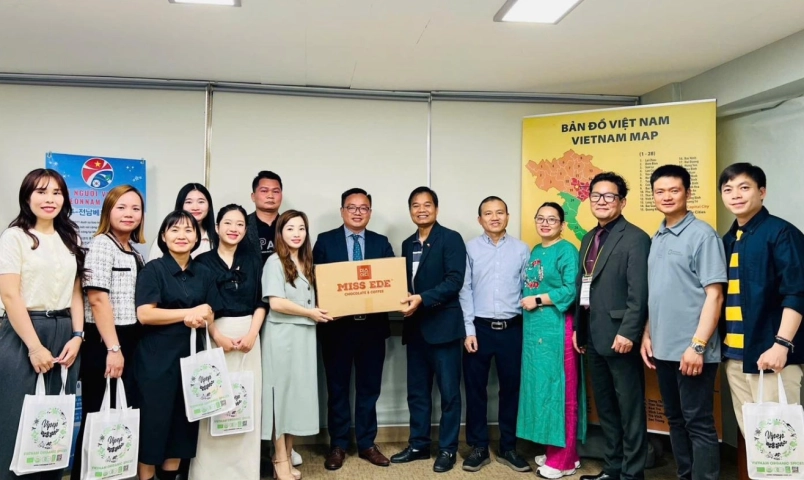 hoi-nguoi-viet-nam-tai-jeonnam–gwangju-tiep-don-dai-dien-quang-ba-van-hoa-viet-nam-tai-hoi-cho-global-food
