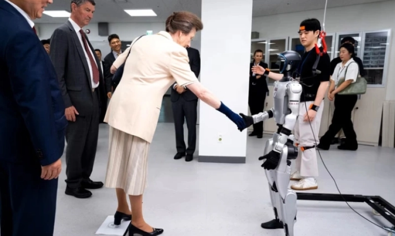 cong-chua-anne-thich-thu-bat-tay-robot-trong-chuyen-tham-han-quoc