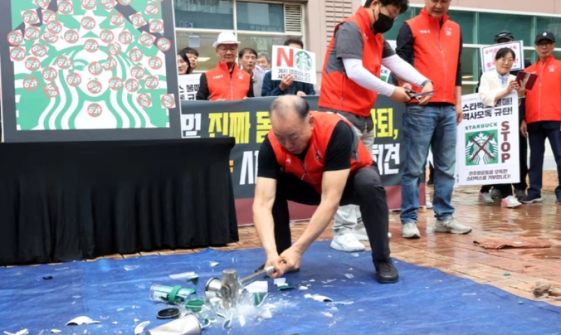 starbucks-doi-mat-khung-hoang-chua-tung-co