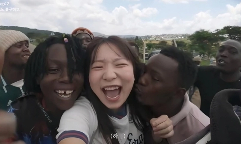 nu-vlogger-han-gay-tranh-luan-sau-khi-bi-nhom-dan-ong-quay-roi