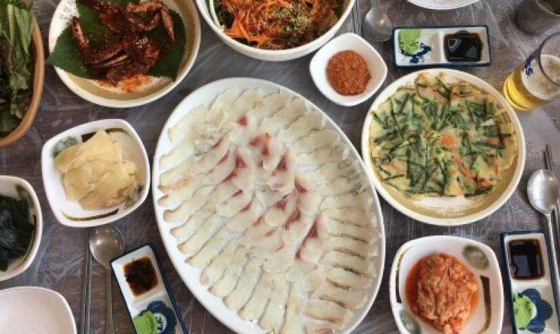 khach-viet-lan-loi-sang-tan-han-quoc-de-thu-mon-dac-san-hot-tren-phim-nhung-doi-khong-nhu-mo