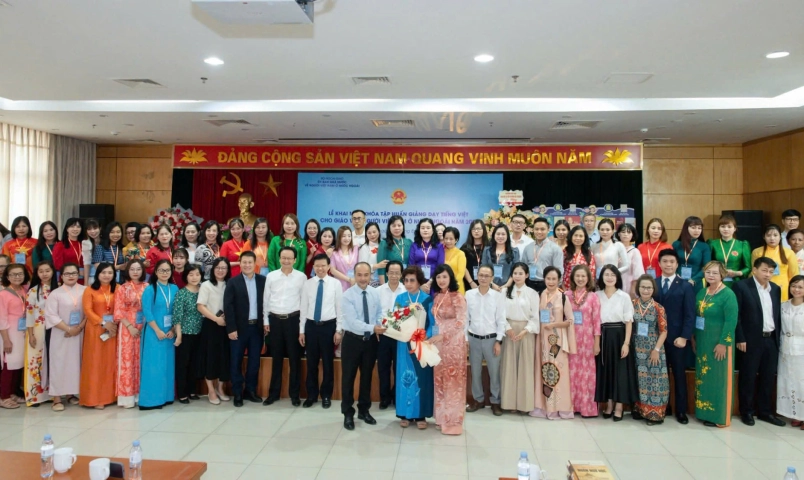 ban-chap-hanh-hoi-tham-gia-khoa-tap-huan-giang-day-tieng-viet-cho-giao-vien-nguoi-viet-nam-o-nuoc-ngoai-nam-2025